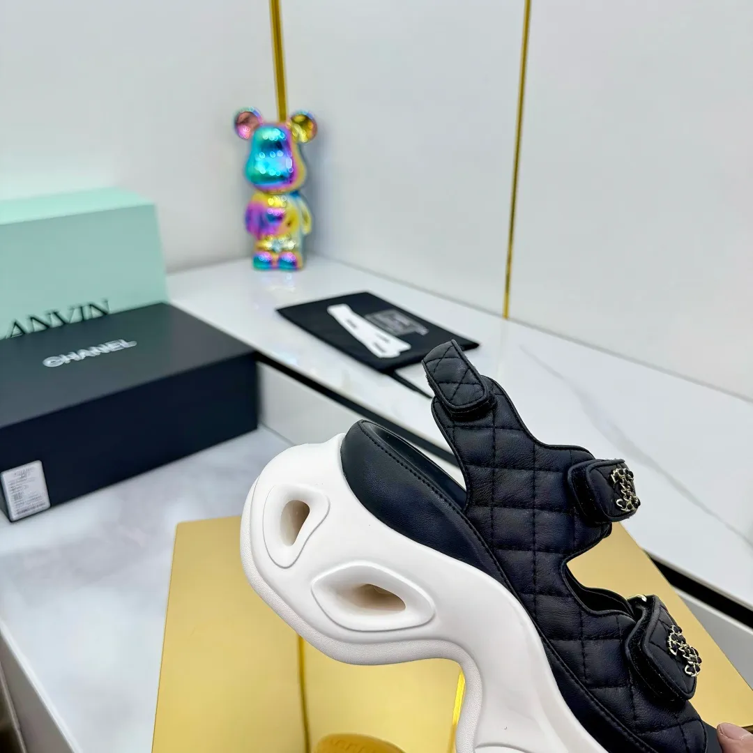 👟👟Ex-factory price 680👟👟 Top version... Chanel｜Chanel Xiaoxiang Velcro Beach Slippers Slippers Casual Beach Shoes 25ss Spring and Summer New Style! Beach shoes are a hit all over the internet! The latest model from the counter, I am still willing to buy it on my feet. It must be ranked among the most popular models. It is invincible in all seasons. Various bloggers and Internet celebrities can see the matching styles. Highly recommended. Pearlescent sheepskin upper, sheepskin lining, suede for feet. Original open-molded TPU outsole size: 35-40 (customized for 40 and 41). Full set of original packaging 👉 👉 👉 👉 👉